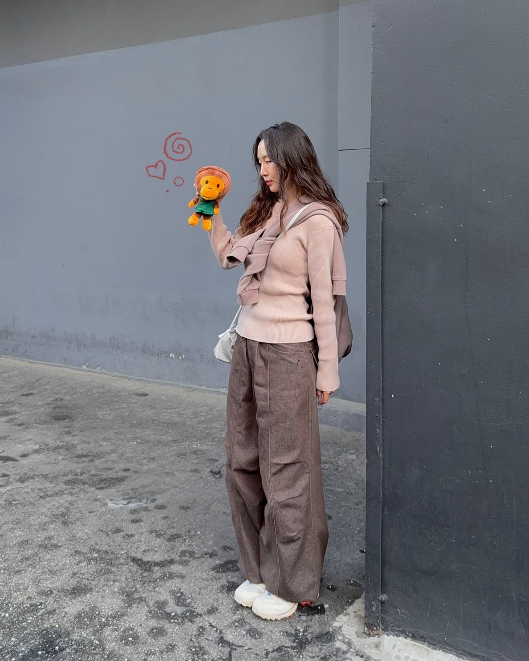 Photo by 현뱌 on February 05, 2026. May be an image of standing, overcoat, duffle coat, sweatpants, turtleneck, baby's-breath, rose and text.