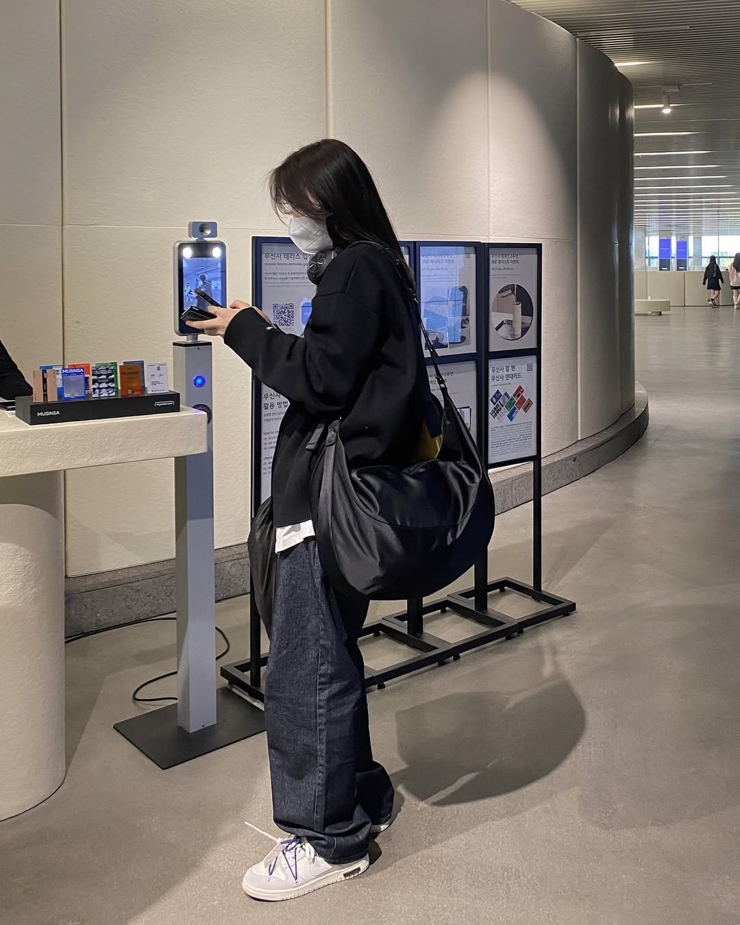 Photo shared by 현뱌 on August 03, 2022 tagging @nike, @off____white, and @sculptor_worldwide.