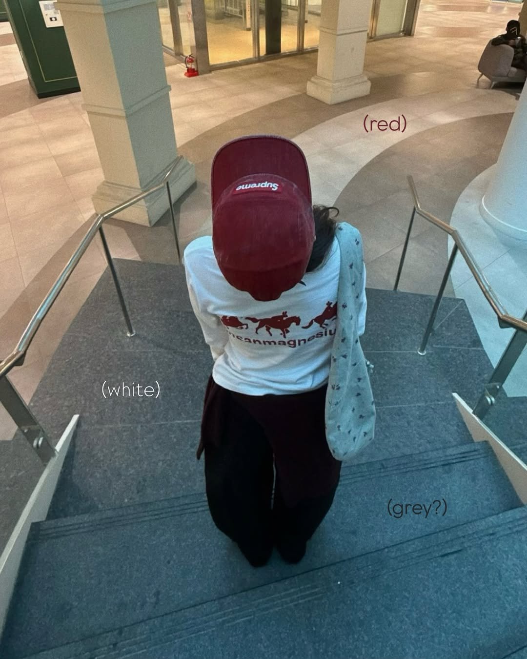 Photo by 현뱌 on April 12, 2026. May be an image of hat, sweatshirt and text that says '(red) aardng Suaudns n5 ллa canmagne (white) (grey?)'.