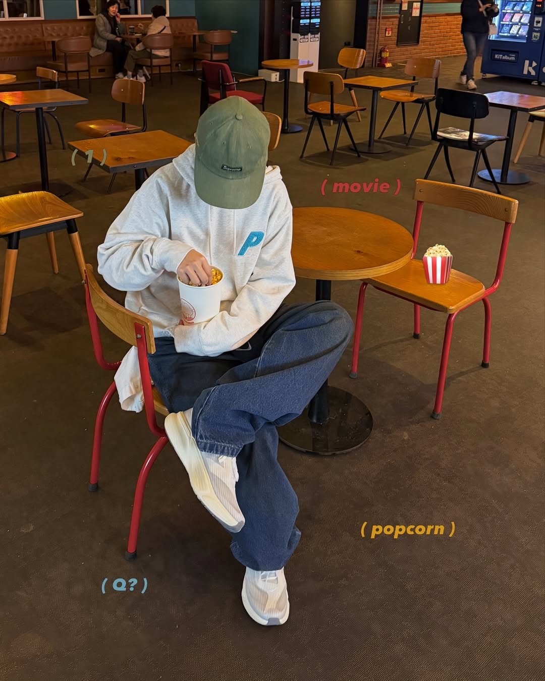 Photo by 현뱌 on March 26, 2026. May be an image of standing, phone, cornflower and text that says 'EY (movie) ( (popcorn) ) (Q?)'.