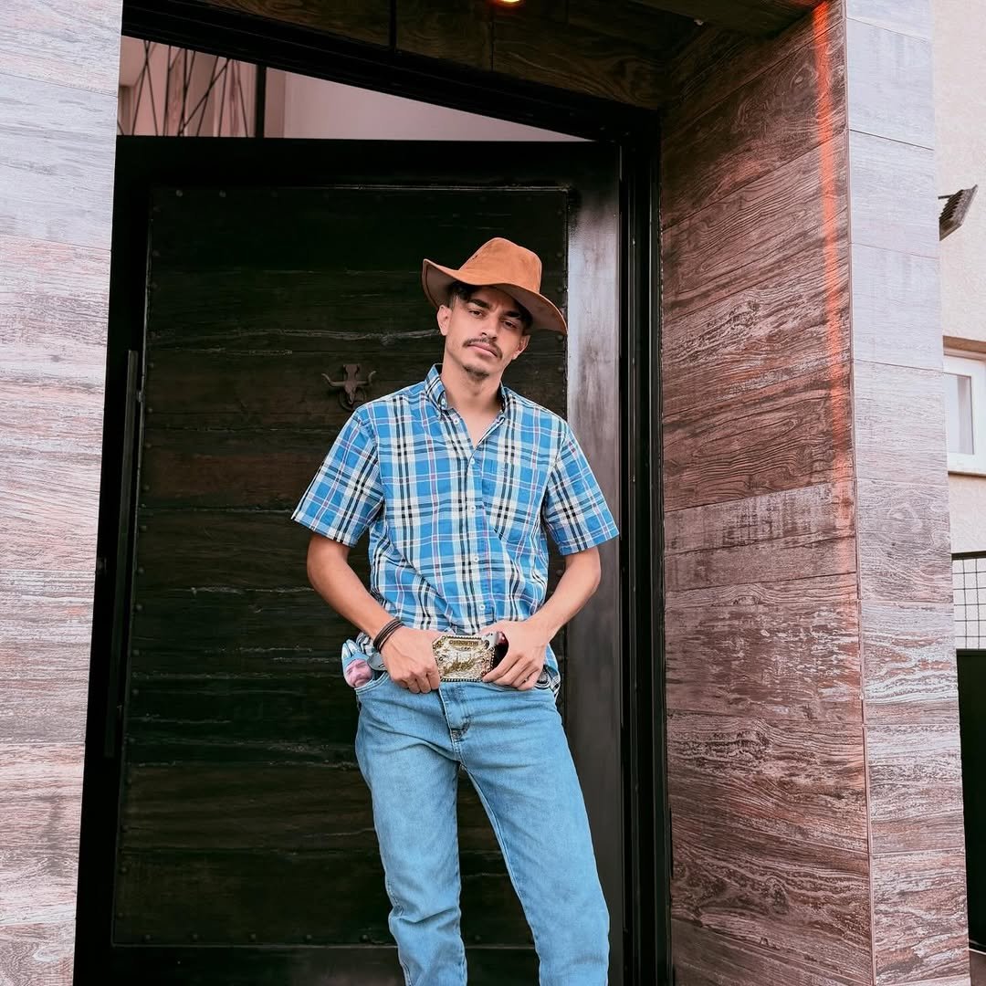 Photo by David Rodrigues on March 22, 2026. May be an image of hat, bolo tie, outdoors and text.