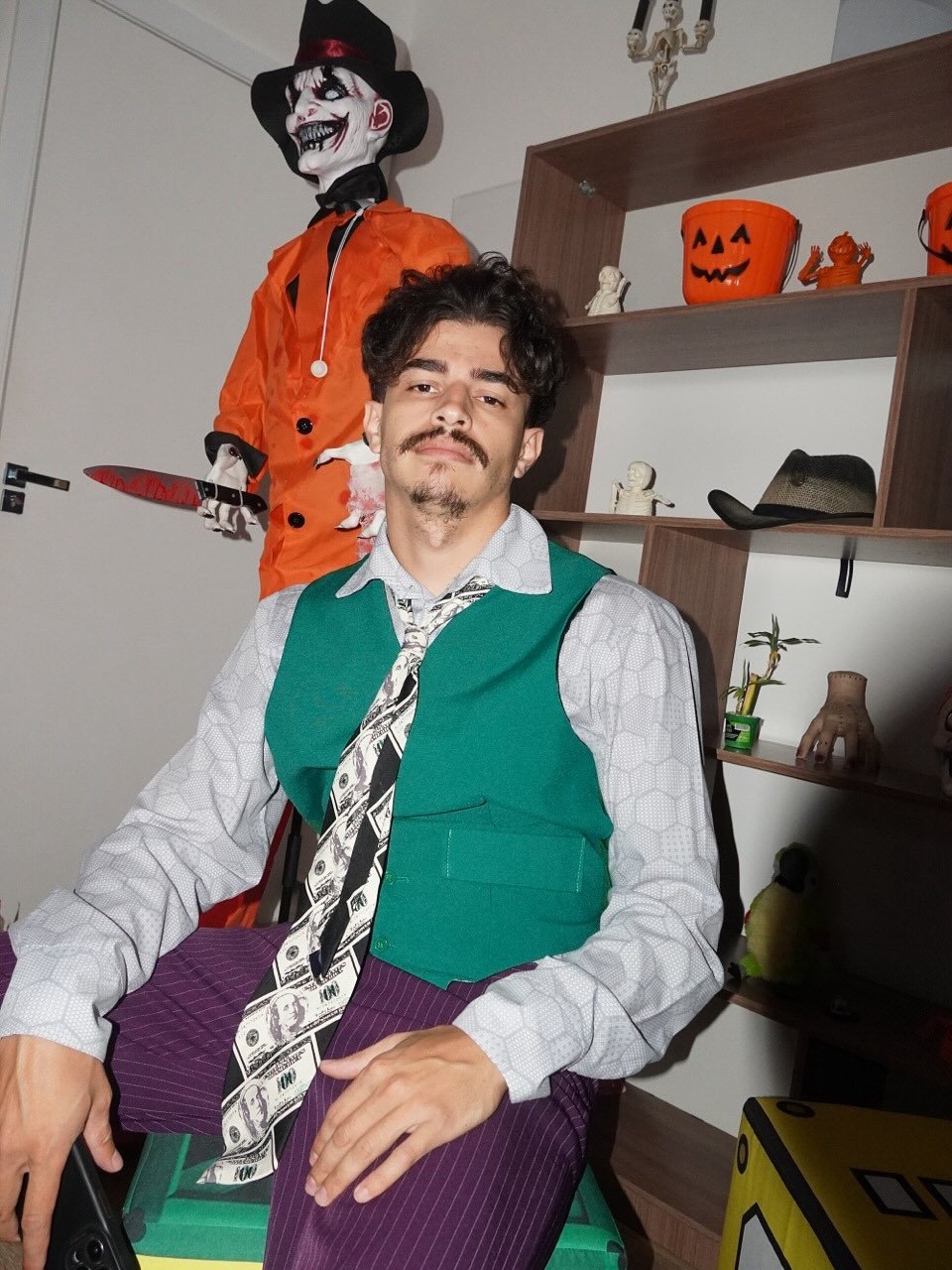 Photo by David Rodrigues on October 31, 2025. May be an image of bowler hat, scarecrow, bolo tie, costume and text.