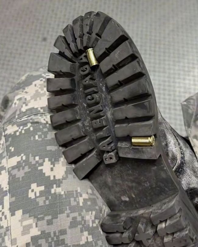 Photo by BZCF | 비즈까페 on October 14, 2025. May be an image of wingtip shoes, military uniform, boots, toecap shoes and text.