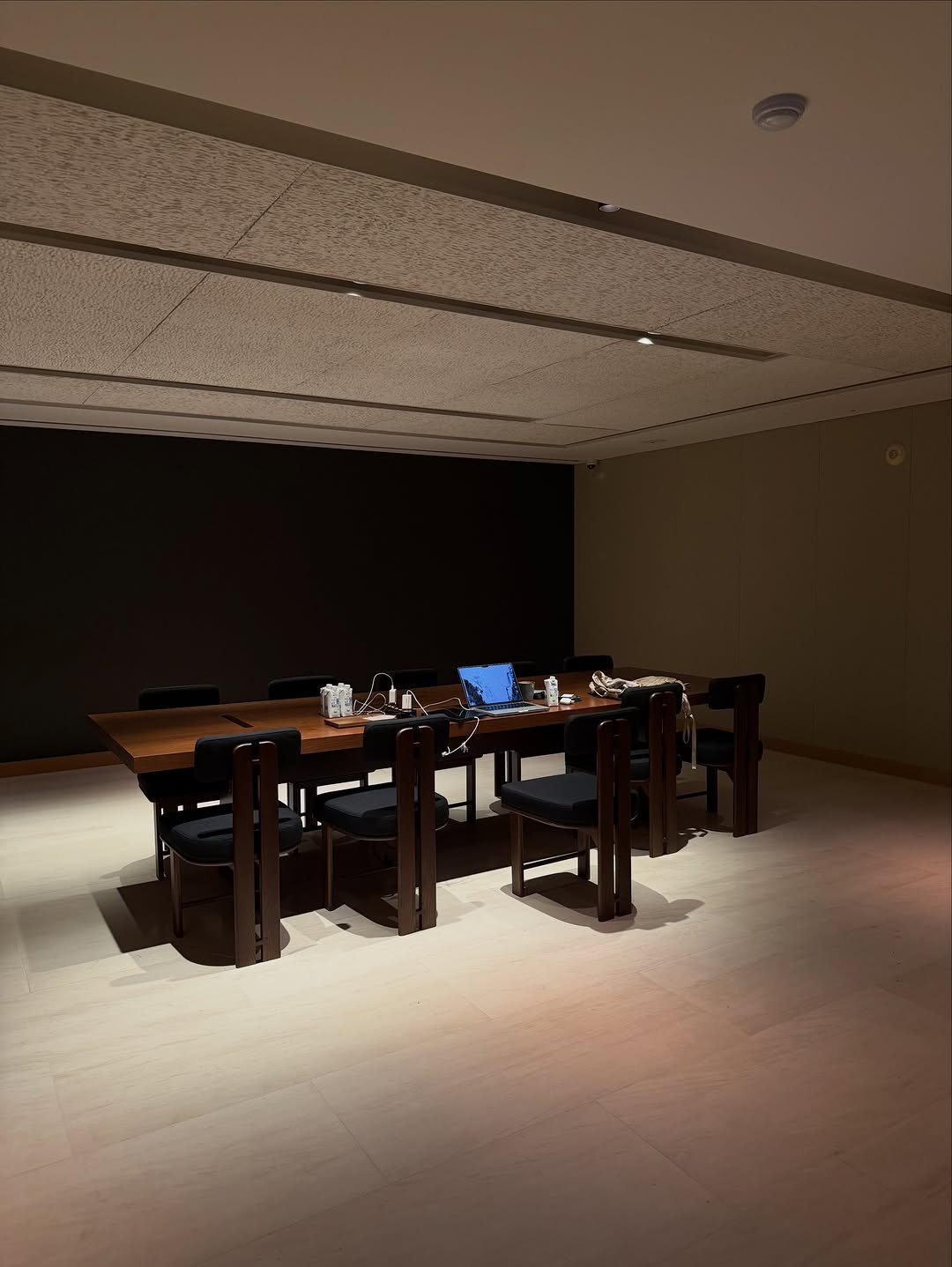 bizucafe 게시물 이미지: 요즘 쓰는 오피스. 

층고가 높고, 오후엔 해가 길게 든다. 

공간은 중요하다....
