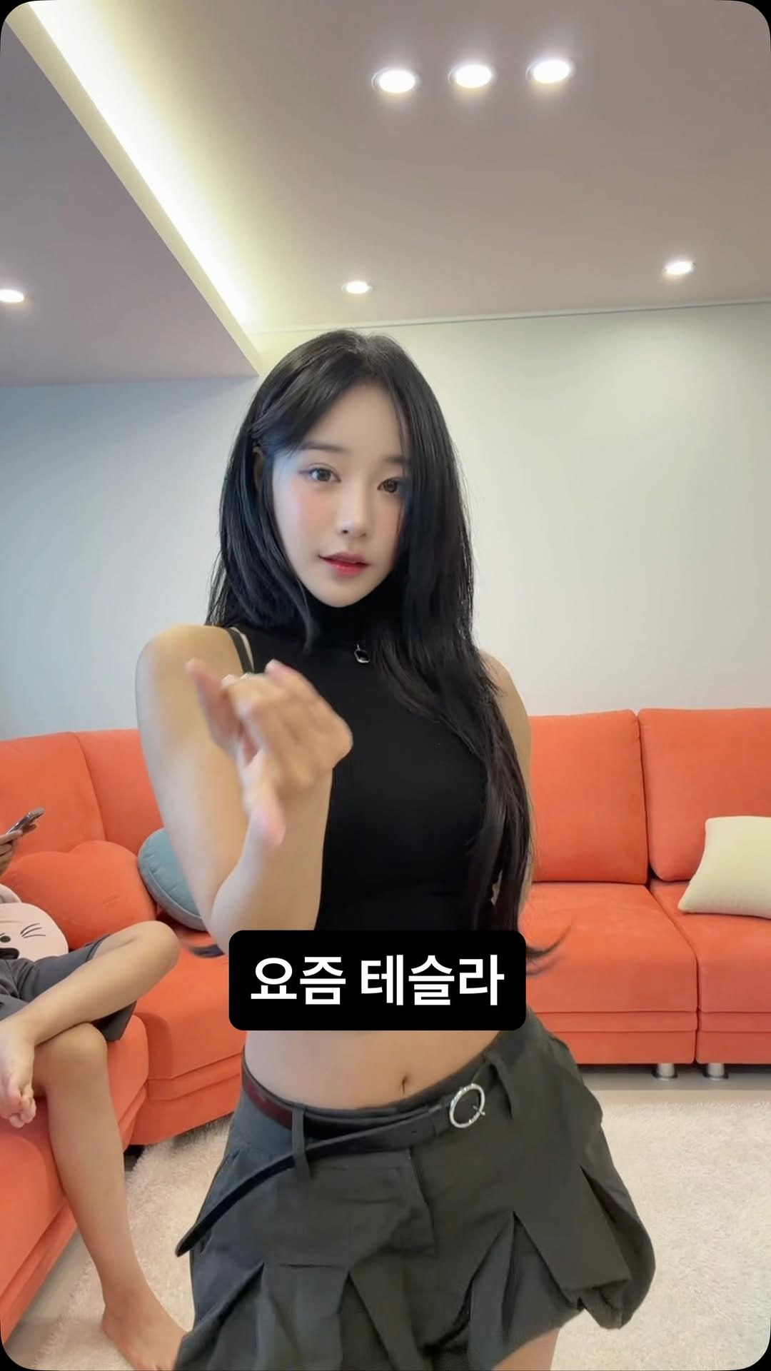 bj._.haru 게시물 이미지: 오빠는 제가 트월킹을 춰도 쳐다보지 않을거에요 지금 테슬라를 보고있거든요 😂