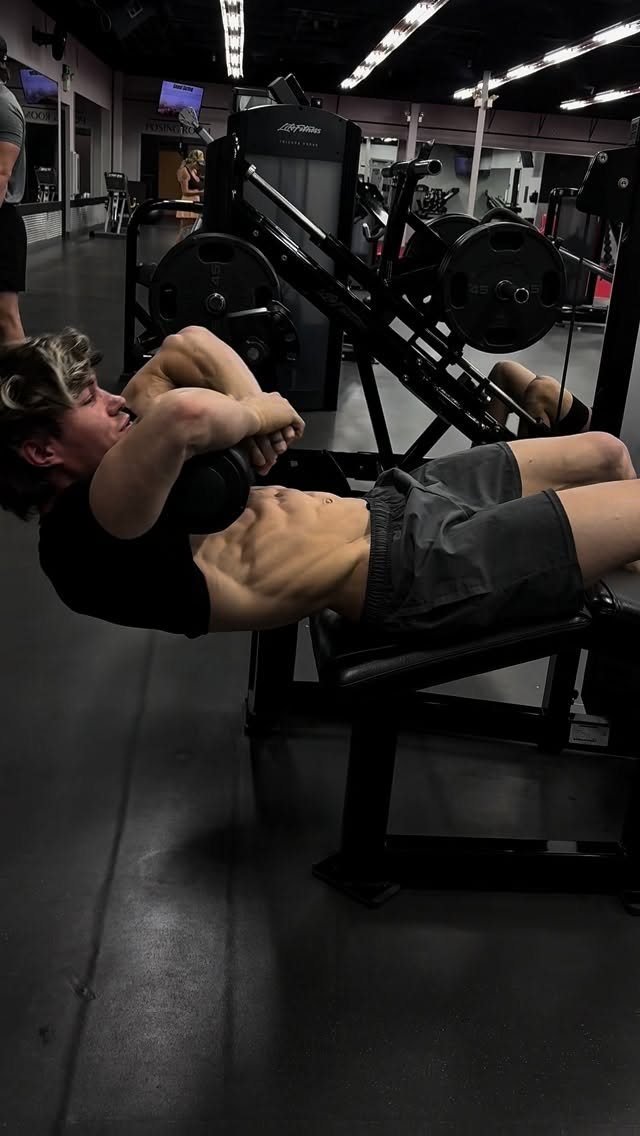 bjarnson_fitness 게시물 이미지: The secret to my abs 🤫
-
Wearing @gymshark...