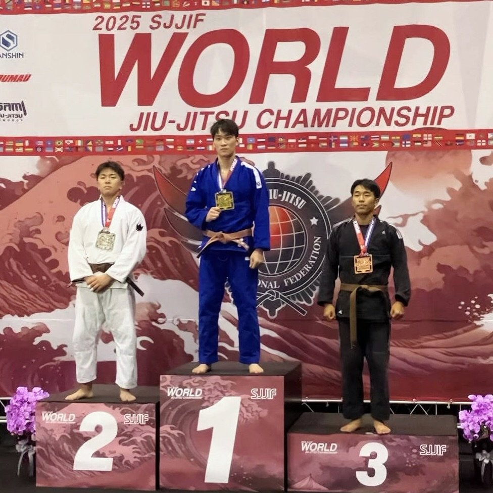 Photo by 주짓수매거진 on September 20, 2025. May be an image of 3 people, belt and text that says 'NSHIN ดย rm| JISU T3L 2025 WORLD SJJIF JIU- IU-JITSU CHAMPIONSHIP IU-JITSU JNAL FEDE ۲ WORLD SJJIF WORLD 2 1 2 SUJF WORLD SJJIF 3'.