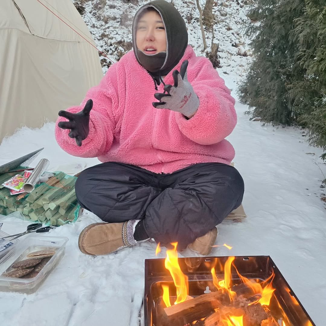 Photo by 풍자 on February 02, 2026. May be an image of campsite, fire, tent, parka, stove, outdoors and text.