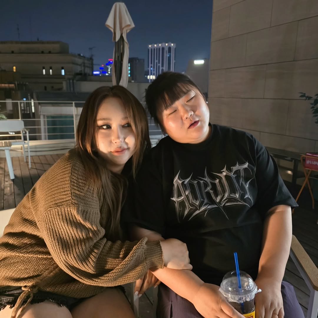 Photo shared by 풍자 on November 20, 2025 tagging @adore_daeyoungyoung. May be an image of one or more people, hair, night and text.