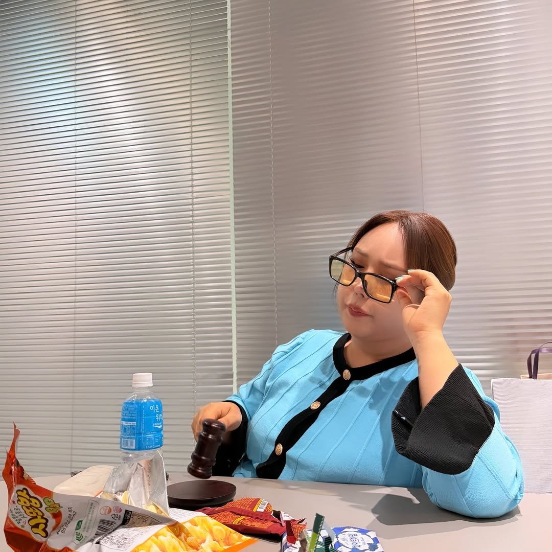 Photo by 풍자 on November 20, 2025. May be an image of eyeglasses, cornflower and text.