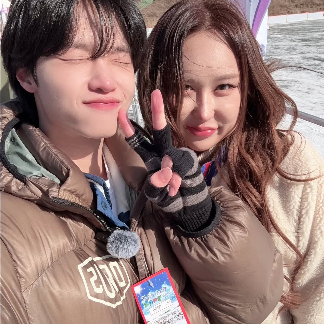 Photo shared by 풍자 on February 08, 2026 tagging @_oypgnodnos. May be an image of one or more people, parka and text that says '리비미 0 On 208 8050'.