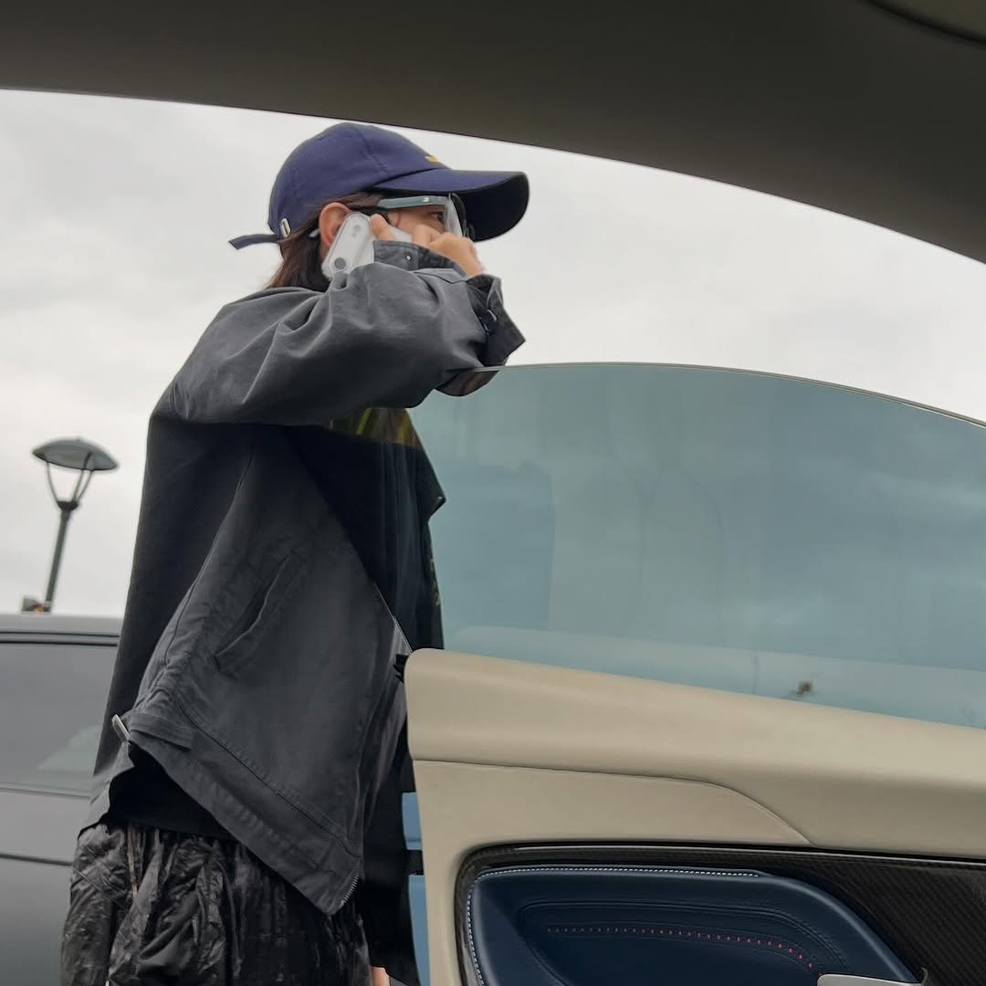 Photo by 조병규 on October 30, 2025. May be an image of windshield, minivan and face mask.