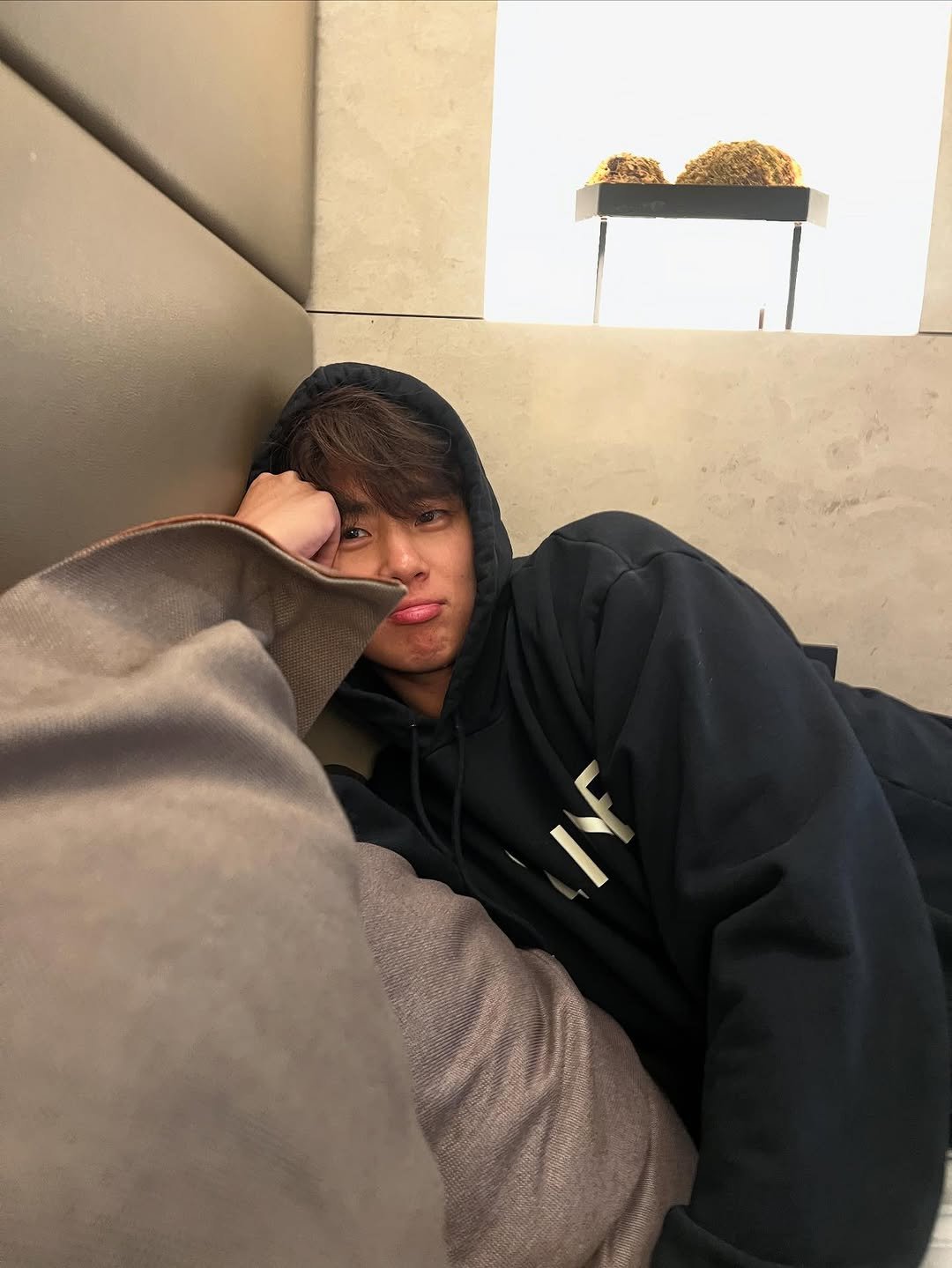 Photo by 조병규 on September 11, 2025. May be an image of sweatshirt and sweatpants.