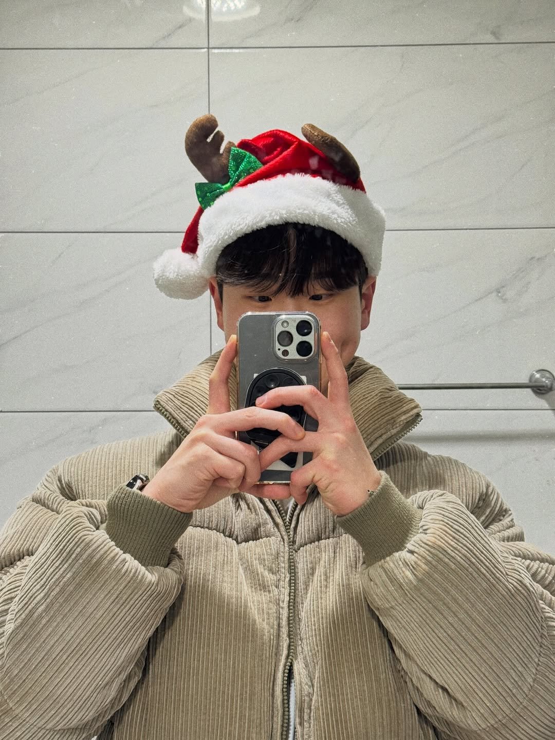 Photo by 운동하는윰점장 on December 25, 2025. May be a selfie of duffle coat, hat, phone, sweater, parka and text.