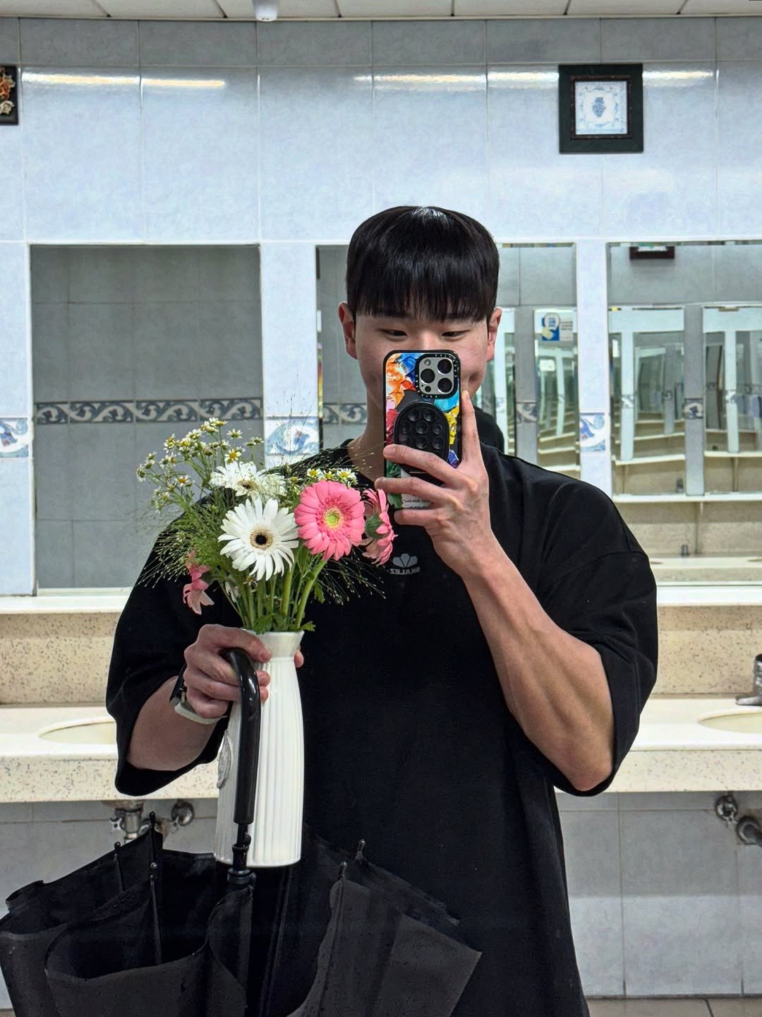 Photo by 운동하는윰점장 on August 15, 2025. May be an image of 1 person, flower arrangement, prairie gentian, white lily, baby's-breath and text.