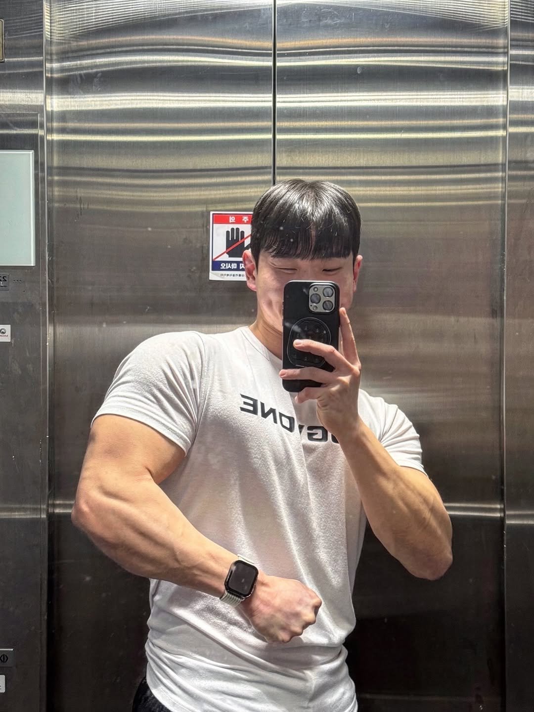Photo shared by 운동하는윰점장 on October 25, 2025 tagging @hugvone_kr. May be a selfie of one or more people, biceps, people bodybuilding and text.