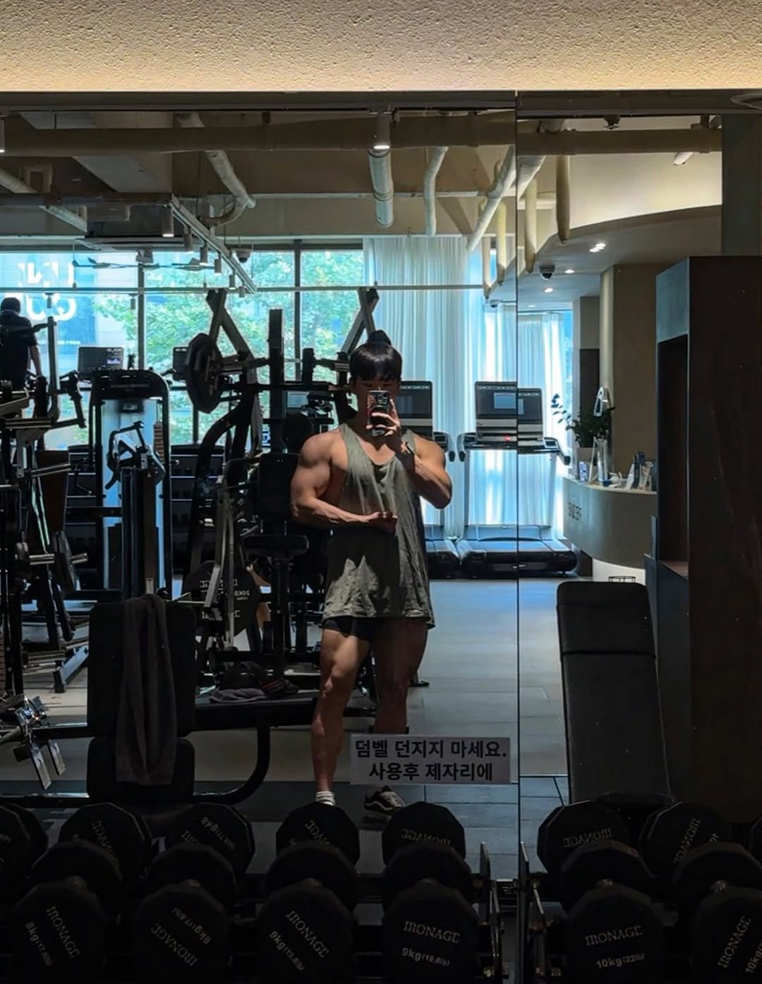 Photo by 운동하는윰점장 on September 20, 2025. May be an image of 1 person, biceps, body building, dumbbell and text.