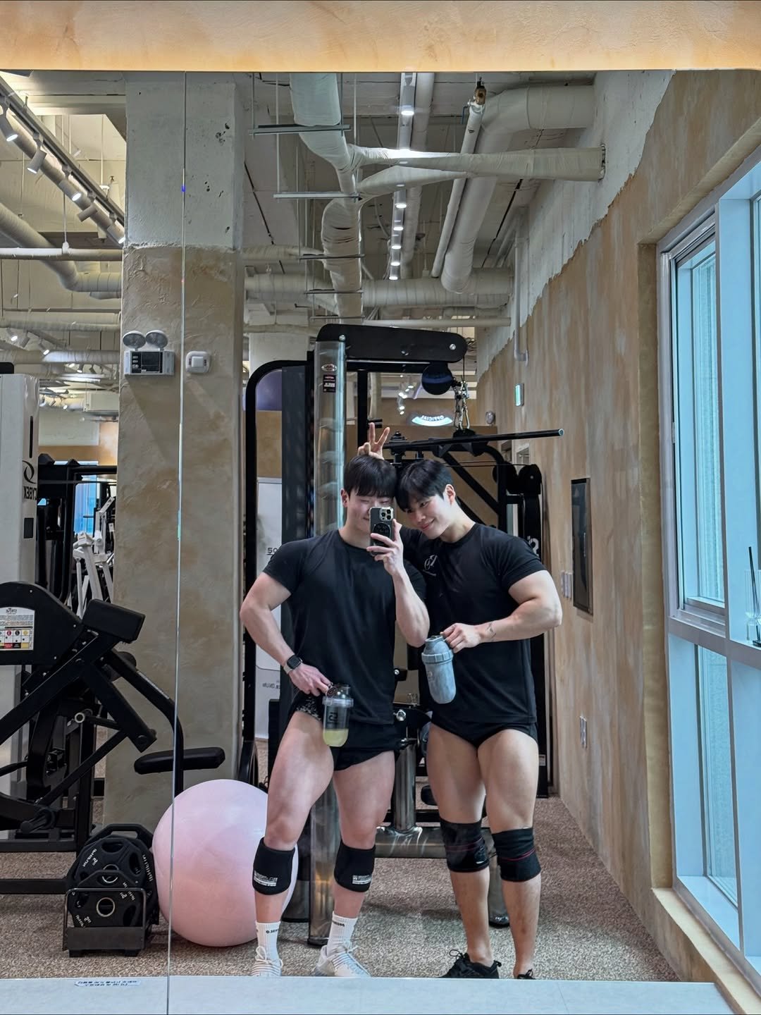 Photo shared by 운동하는윰점장 on December 28, 2025 tagging @lmrxxz, @shakesphere_kr, and @triogym_official. May be an image of one or more people, biceps, activewear, sportswear, barbell, shorts and text.