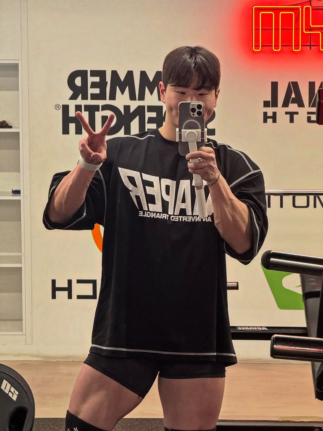 Photo shared by 운동하는윰점장🇰🇷 on April 22, 2026 tagging @skalez.official, @flexgym___, and @vtaper.official. May be an image of body building, sportswear, barbell, shorts and text.