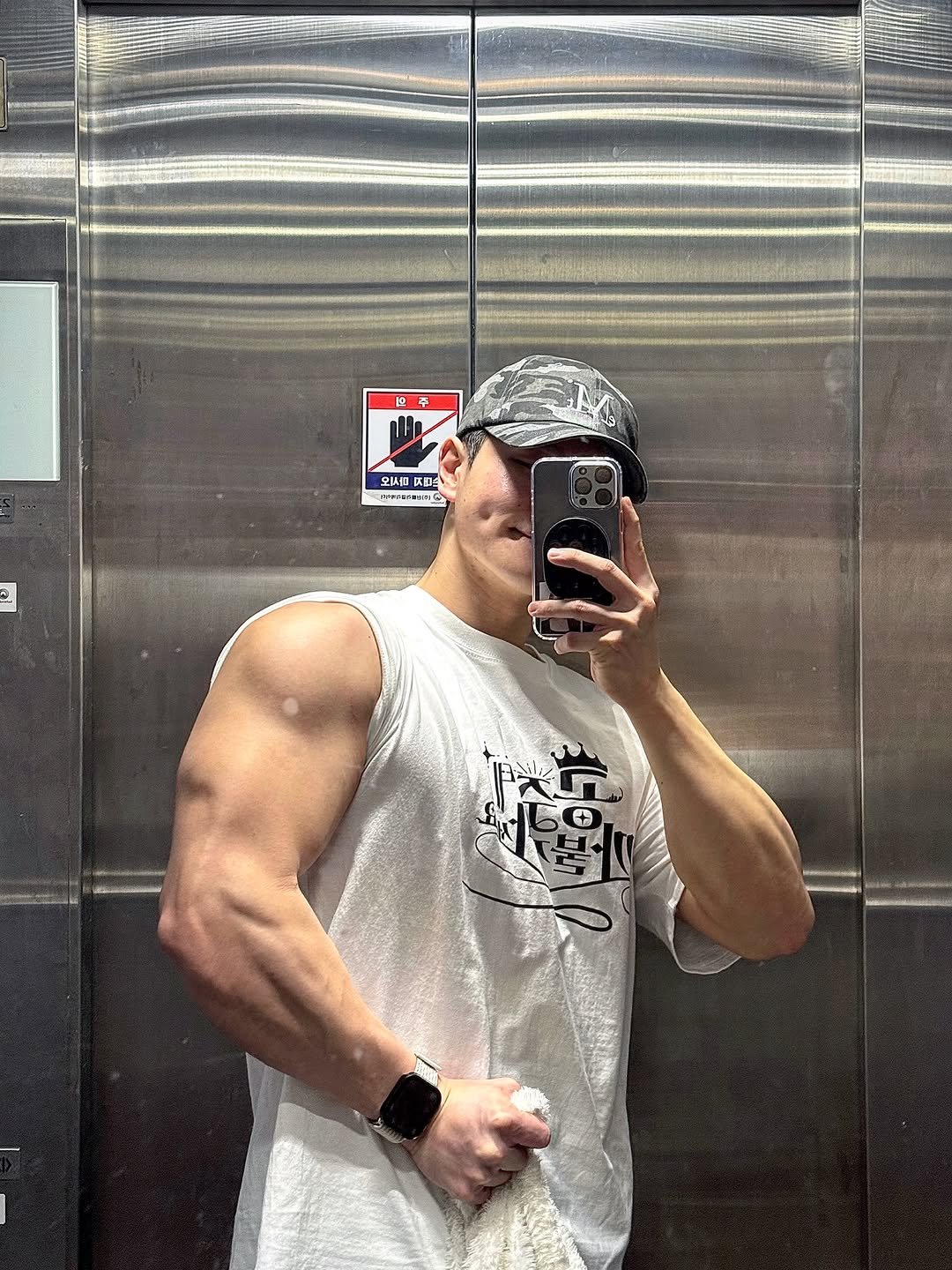 Photo by 운동하는윰점장 on November 05, 2025. May be a selfie of one or more people, biceps, people bodybuilding, tanktop and text.