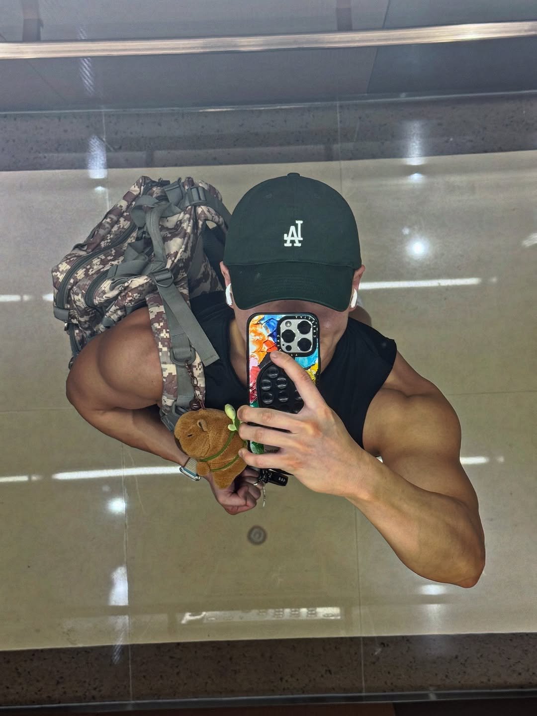 Photo by 운동하는윰점장 on August 07, 2025. May be a selfie of 1 person, biceps, hat, sling, tanktop, mirror and text.