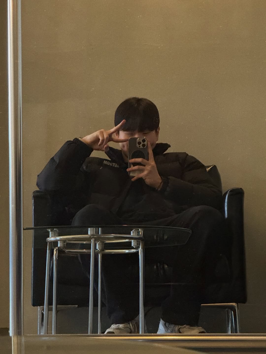 Photo by 운동하는윰점장🇰🇷 on February 14, 2026. May be an image of phone, duffle coat, mirror and text.