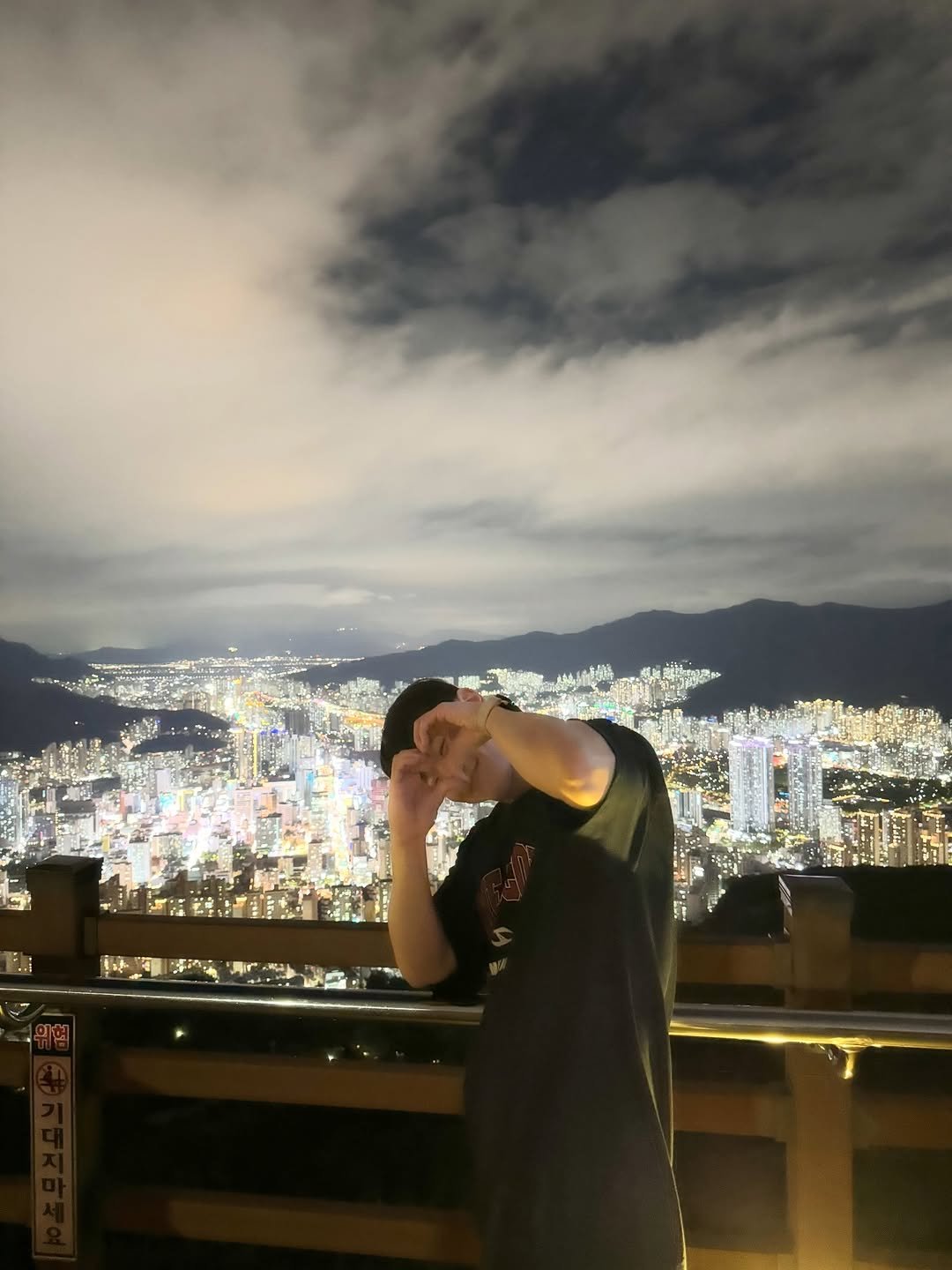 Photo by 운동하는윰점장 on November 04, 2025. May be an image of telescope, Victoria Peak, night and text.