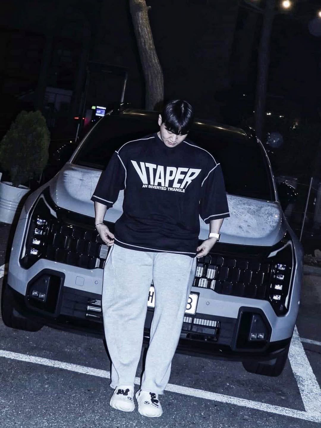 Photo shared by 운동하는윰점장🇰🇷 on April 24, 2026 tagging @vtaper.official. May be an image of sweatpants, street and text.