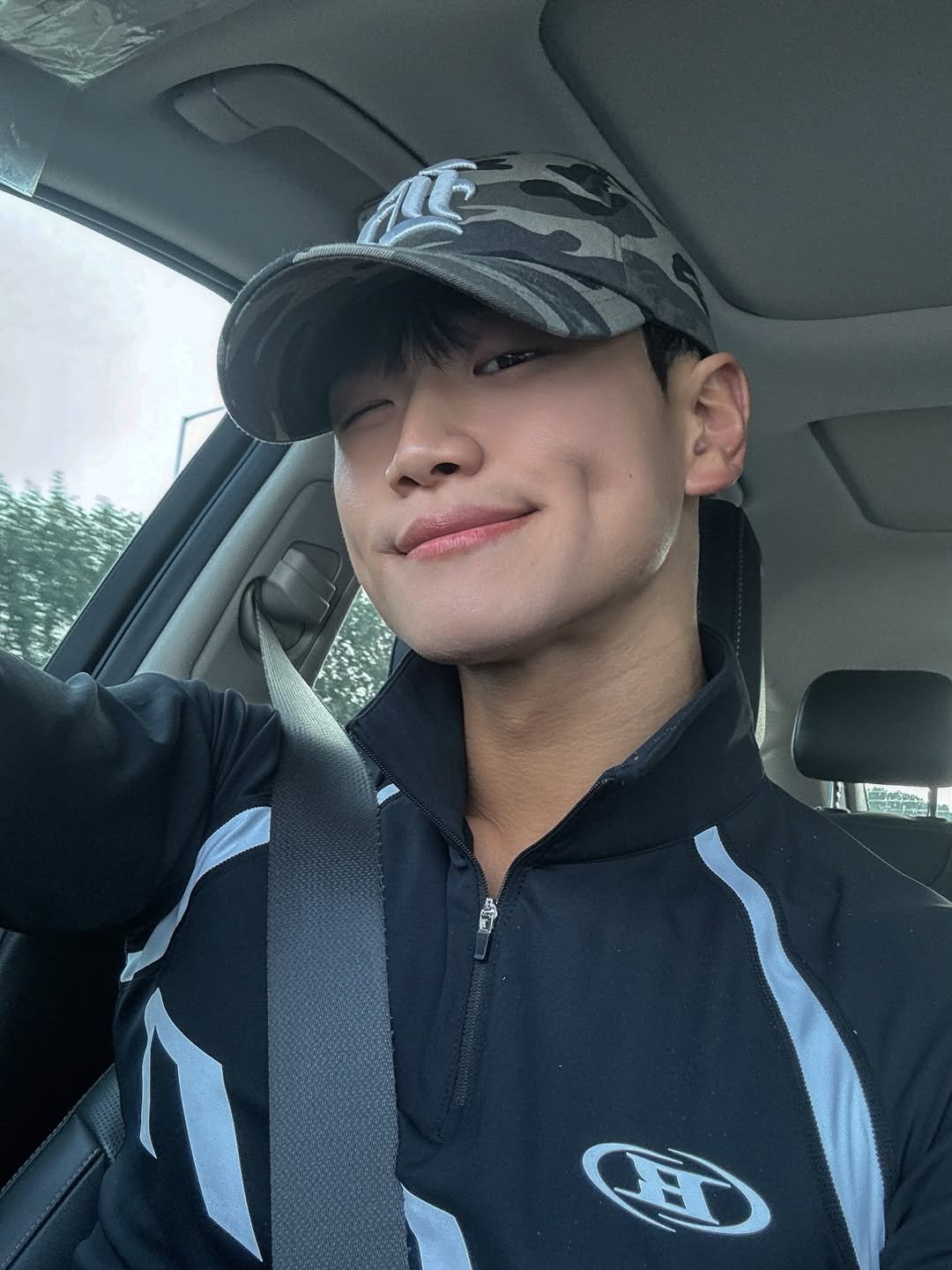 Photo shared by 운동하는윰점장🇰🇷 on April 26, 2026 tagging @borntowin.co.kr. May be a selfie of one or more people, people bodybuilding, people smiling, hat, seatbelt and text.
