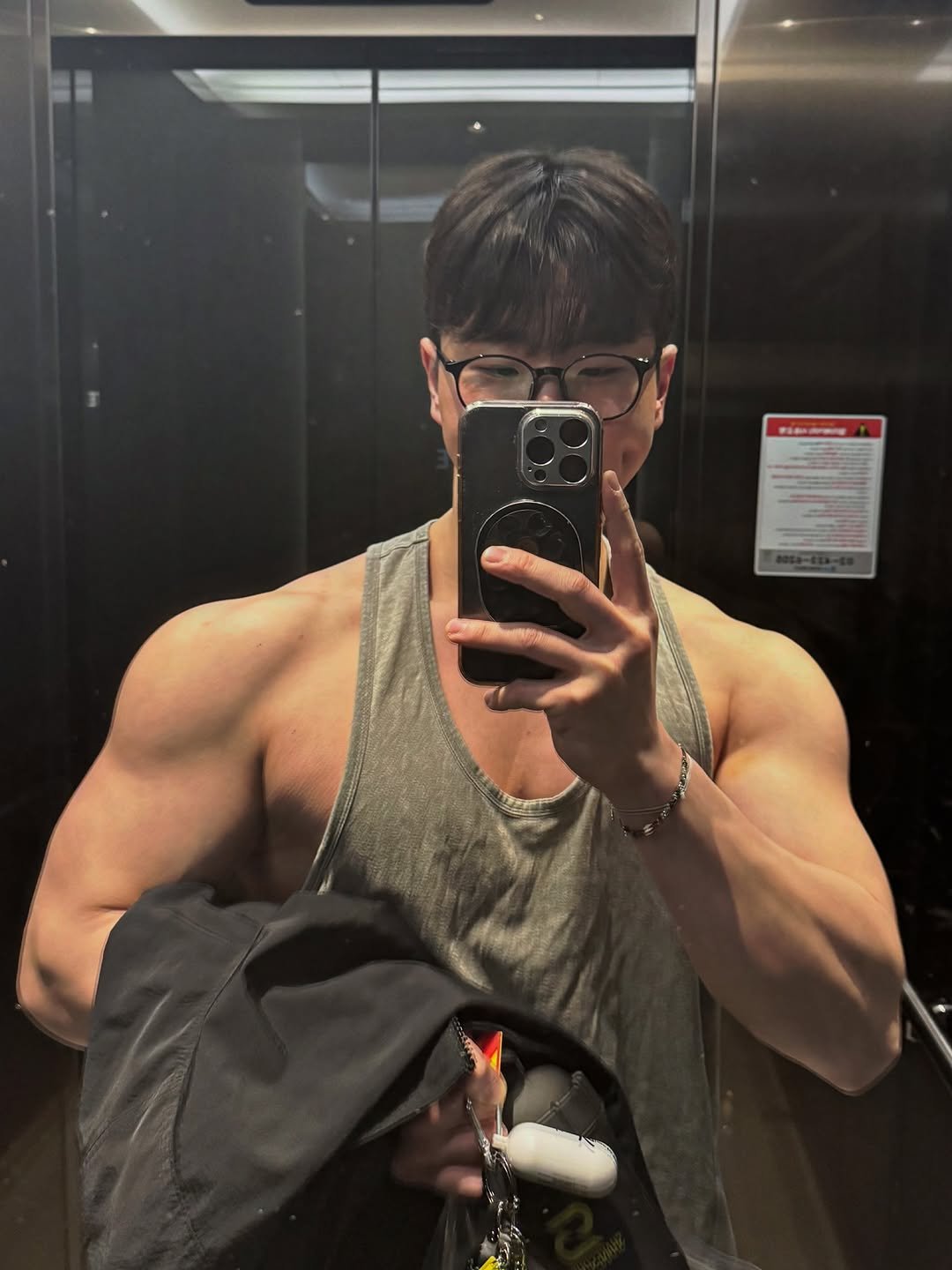Photo shared by 운동하는윰점장🇰🇷 on April 16, 2026 tagging @fitdik_official. May be a selfie of one or more people, biceps, people bodybuilding and text.