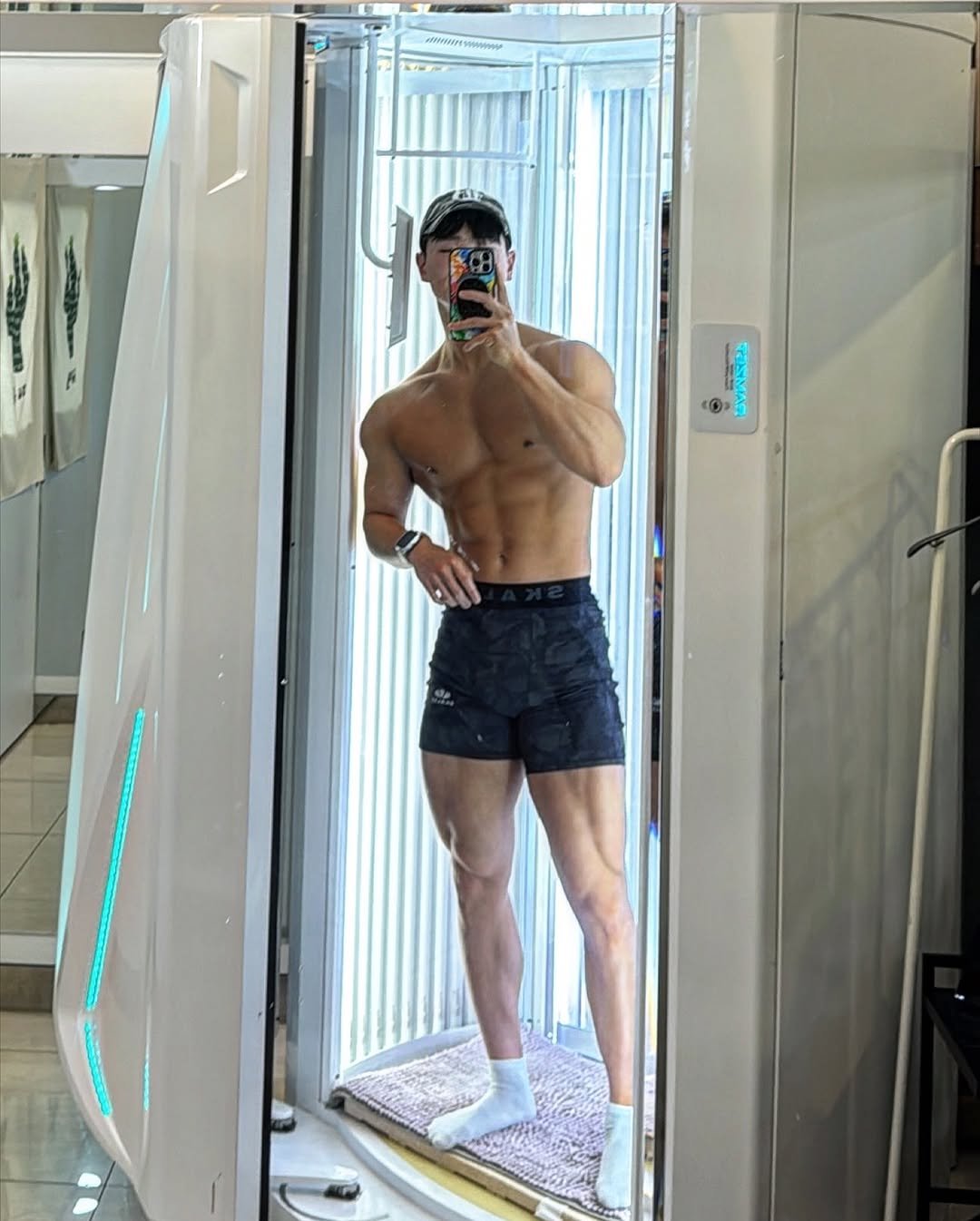 Photo by 운동하는윰점장🇰🇷 on February 16, 2026. May be an image of one or more people, biceps, people bodybuilding, shorts and text.