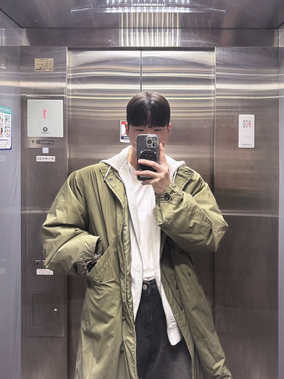 Photo by 운동하는윰점장 on December 24, 2025. May be an image of duffle coat, overcoat, goosedown coat, jacket, raincoat, parka and text.