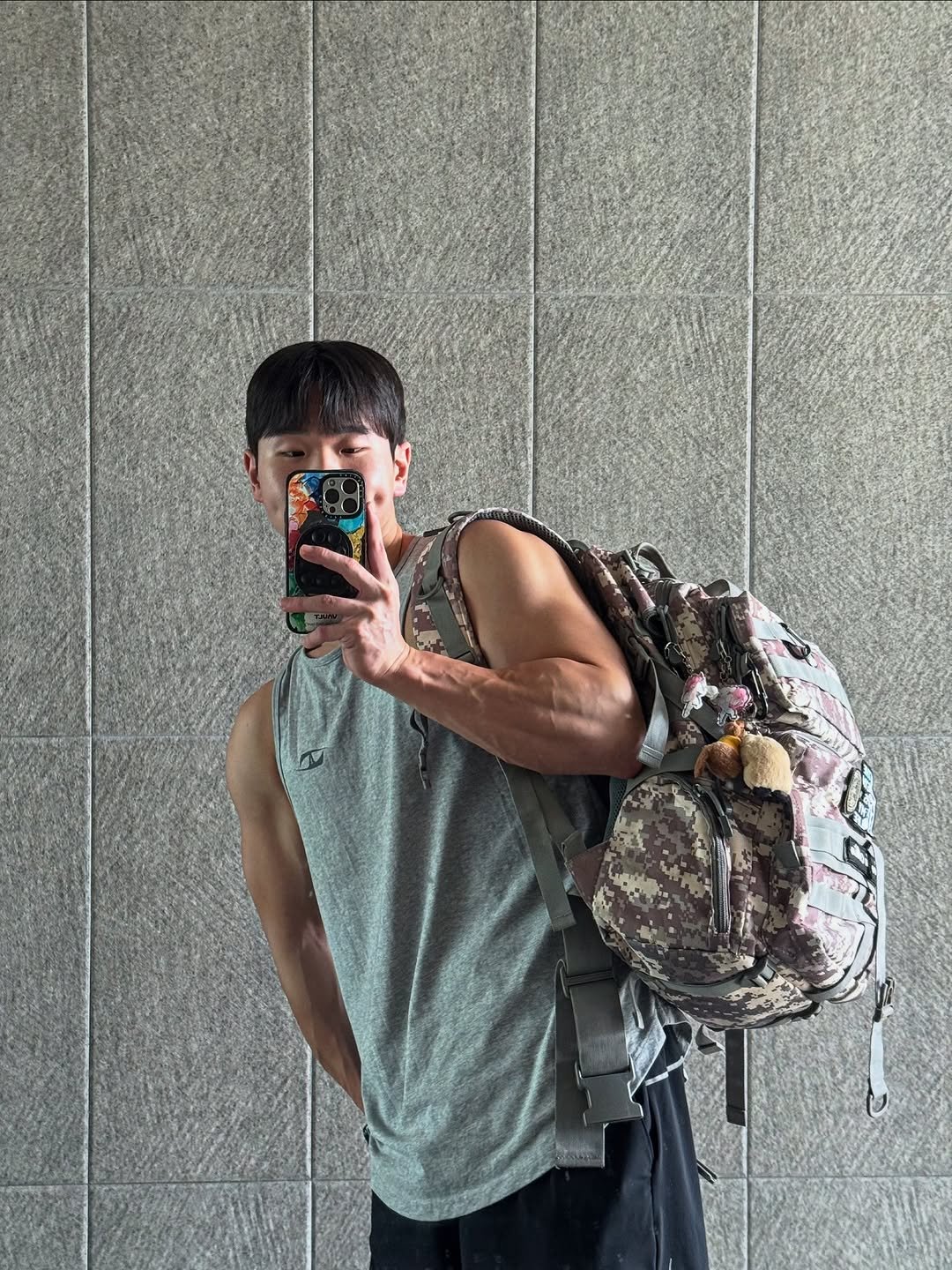 Photo by 운동하는윰점장 on September 13, 2025. May be an image of 1 person, biceps, tanktop, sling, mirror and text.
