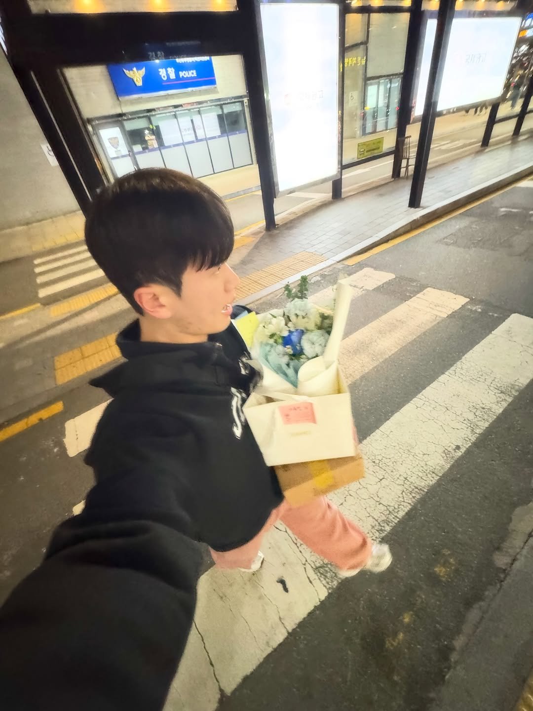 Photo by 운동하는윰점장 on October 29, 2025. May be an image of duffle coat, baby's-breath and text.