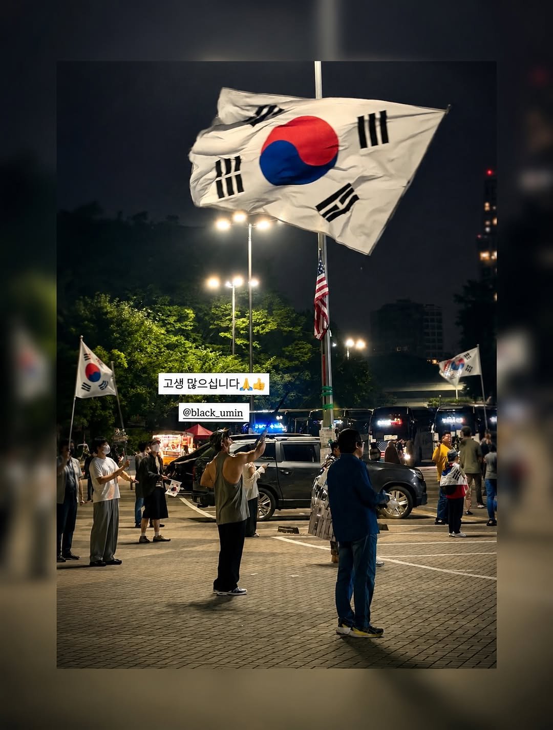 black_umin 게시물 이미지: 6/11일 새벽 집회 연속 참여 8일차 현장
성모랑 썽코치님이랑 아침 해 뜰 때...