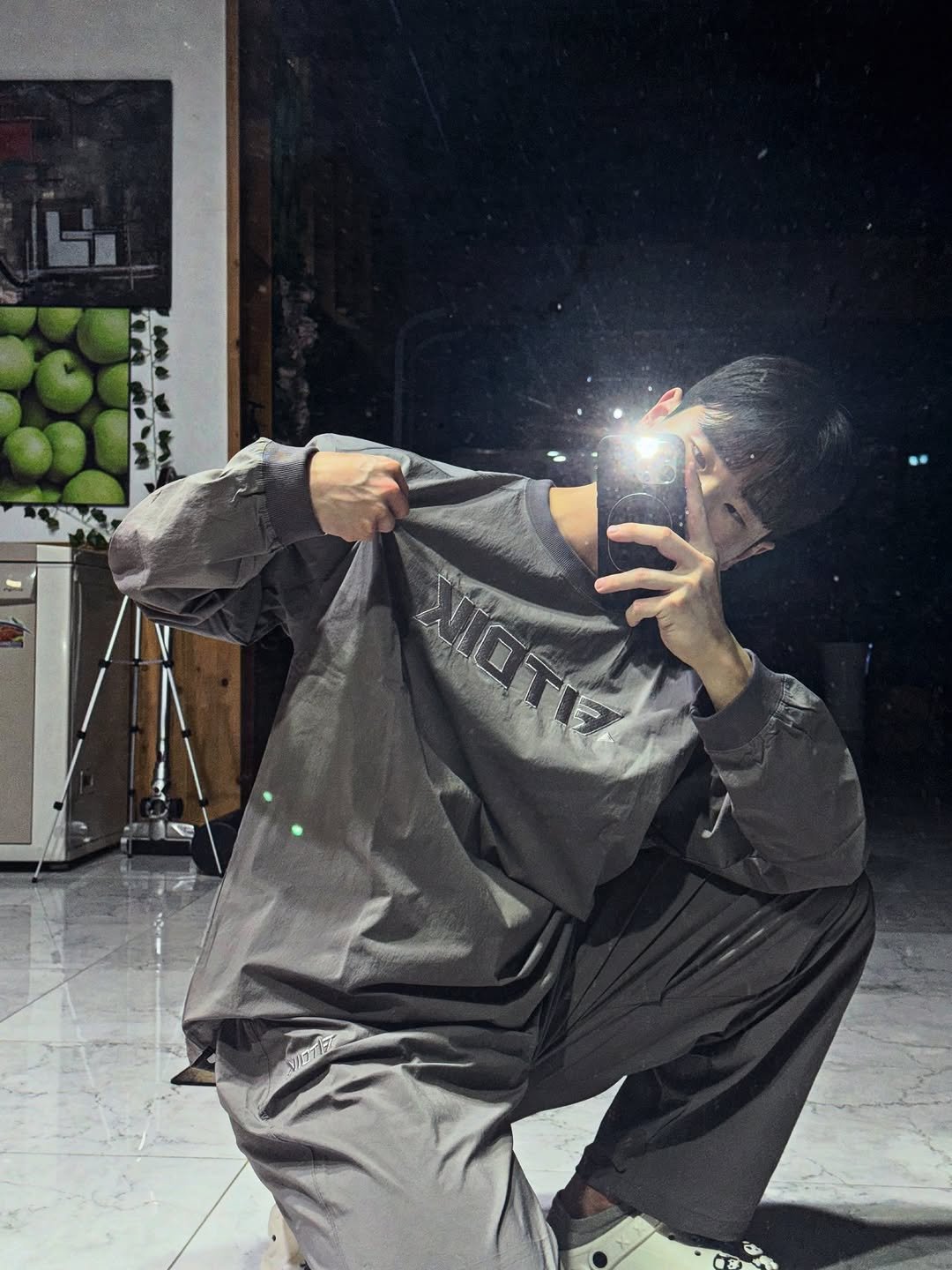 Photo shared by 운동하는윰점장 on October 31, 2025 tagging @fitdik_official. May be an image of sweatpants, sportswear, sweatsuit, parka and text.