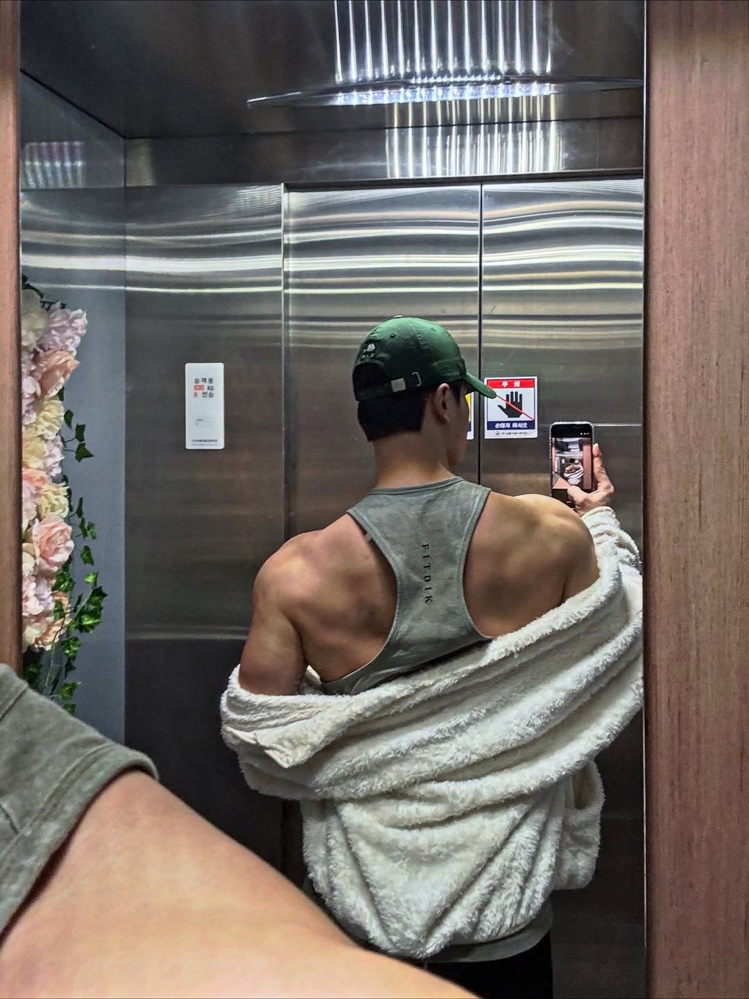 Photo shared by 운동하는윰점장 on November 07, 2025 tagging @fitdik_official. May be an image of one or more people, biceps, top and text.