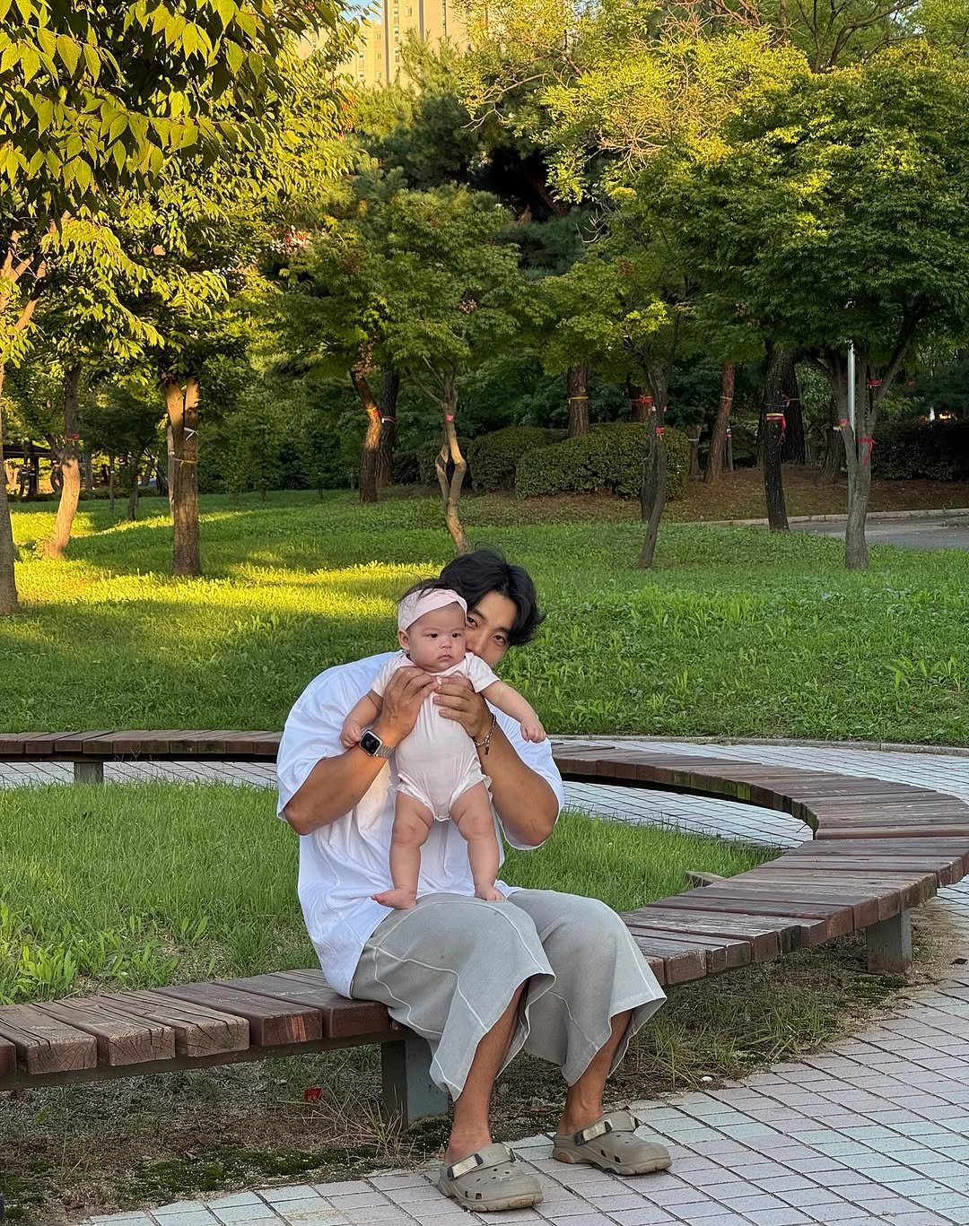 blackbono_bonggil 게시물 이미지: 이 귀요미를 어떻게 하면 좋을까..

결혼을 하고 자식을 갖는다는건 
아무 조건없이...