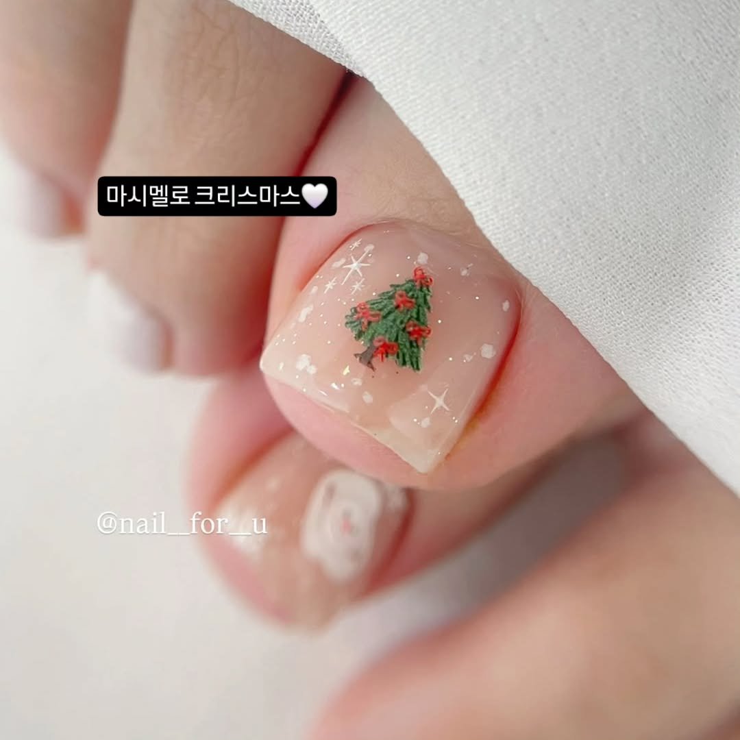 Photo by 블랑블랑 | 자체제작 고퀼리티 네일재료 | on December 25, 2025. May be an image of one or more people, fingernails and text that says '마시 마시멜로크리스마스 마 마시멜로 멜로 크리스마스 @nail @nail_for_u for u for__u'.