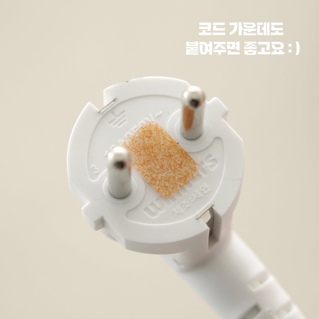 Photo by 블랑드라팡 blanc de lapin on February 11, 2026. May be an image of socket and text that says '코드 가운데도 붙여주면 붙여주면종고요:) 좋고요:) wROTS L3 제조:세언'.