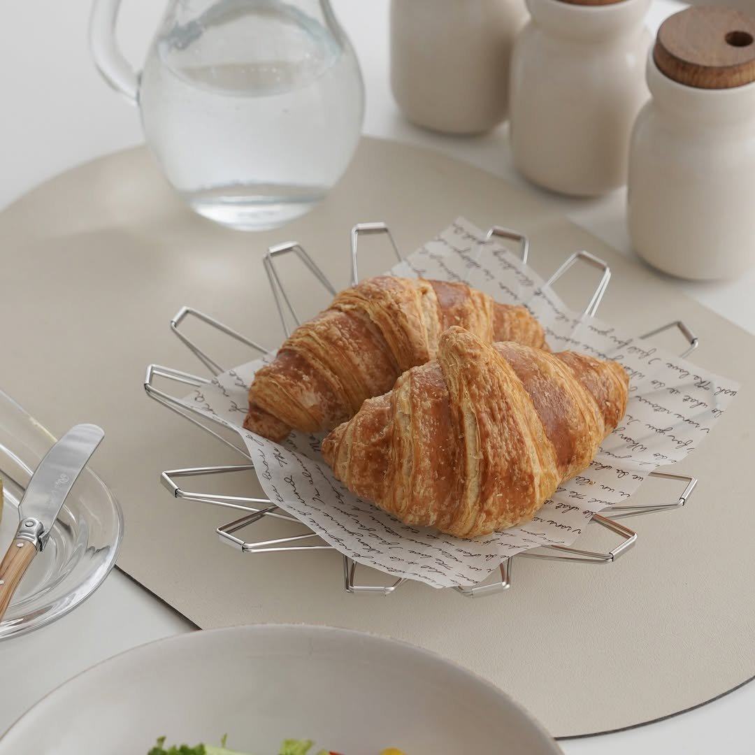 Photo by 블랑드라팡 blanc de lapin on October 01, 2025. May be an image of napkin, placemat, carafe and text.