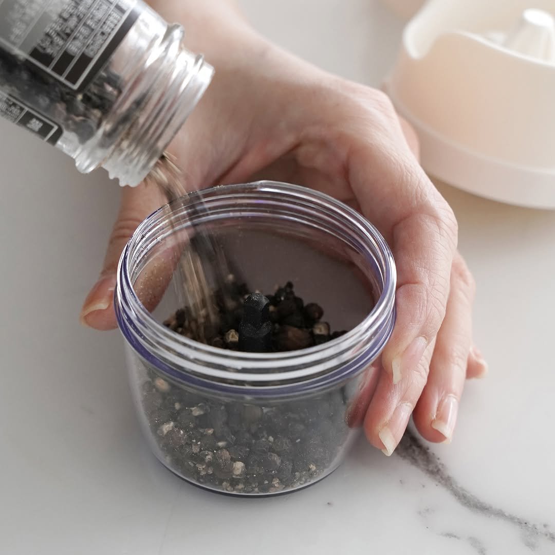 Photo by 블랑드라팡 blanc de lapin on November 10, 2025. May be an image of grinder, tea maker, spice, spice rack, measuring cups, canister, condiment, shaker, strainer and text.