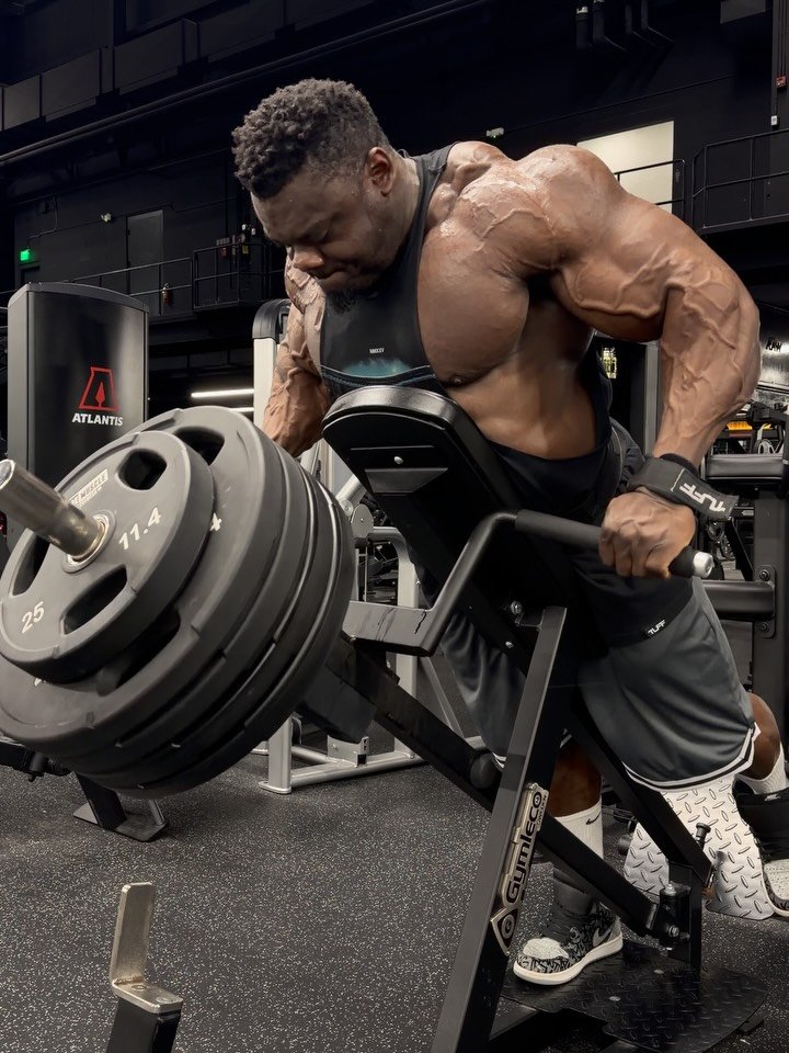 blessing_awodibu 게시물 이미지: We Back at 💯 
#backday  with @tuffwraps strap 🔥