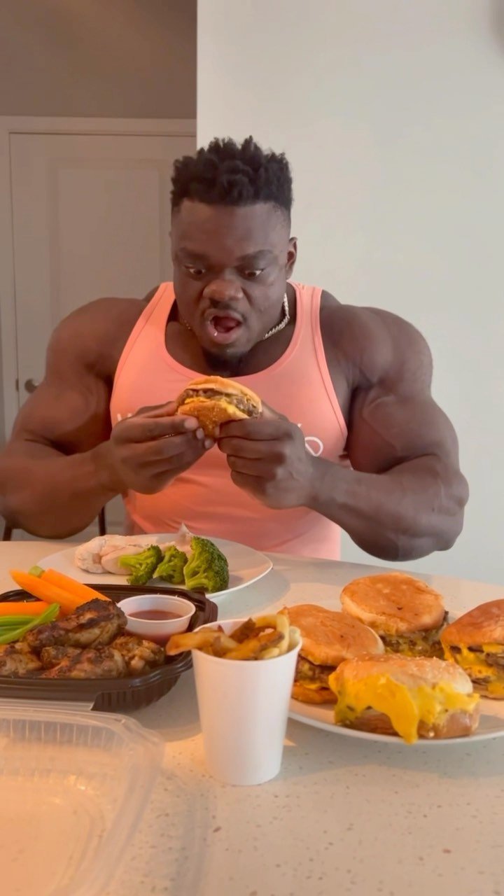 blessing_awodibu 게시물 이미지: 2 weeks out 
How’s dieting going ? 
Me. Lol