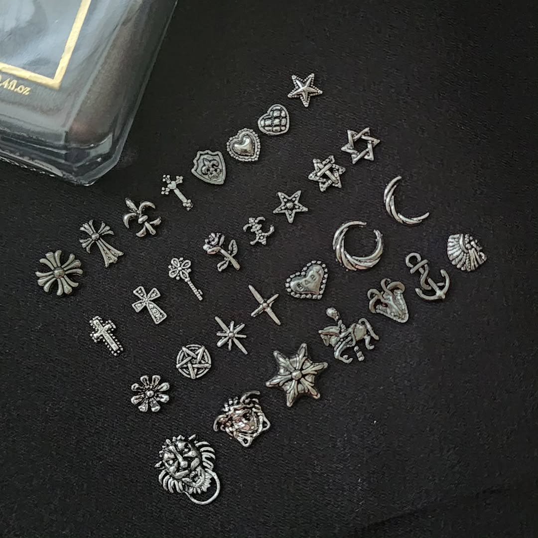 Photo by 대전네일재료 : 네일파츠 : 네일재료 : 블링스톤 on December 28, 2025. May be an image of jewelry, hairpin and text.