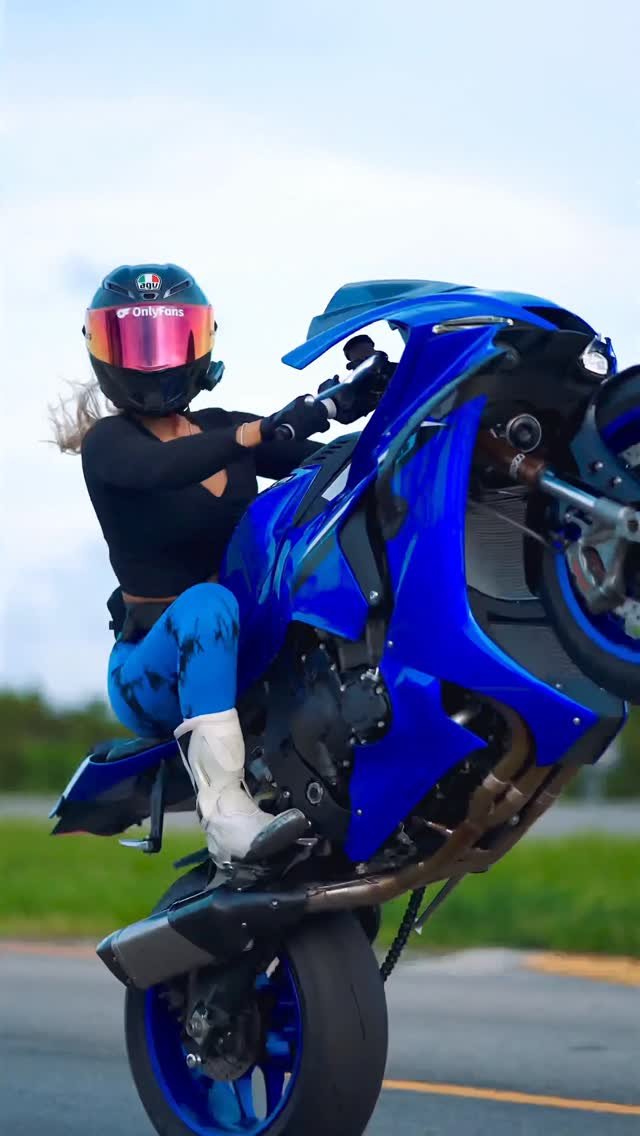 blondiemotovlogs 게시물 이미지: volume up!!💙💨

✖️
#explorepage #bikelove...