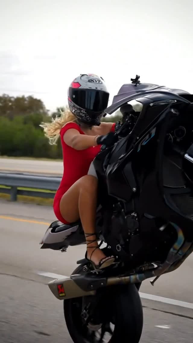 blondiemotovlogs 게시물 이미지: Could you ride in heels?👠🤣

✖️
#explorepage...