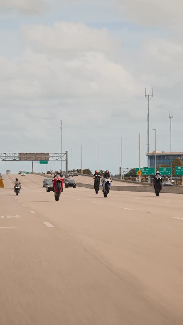 blondiemotovlogs 게시물 이미지: wheels up in miami 🌴

✖️
#explorepage...