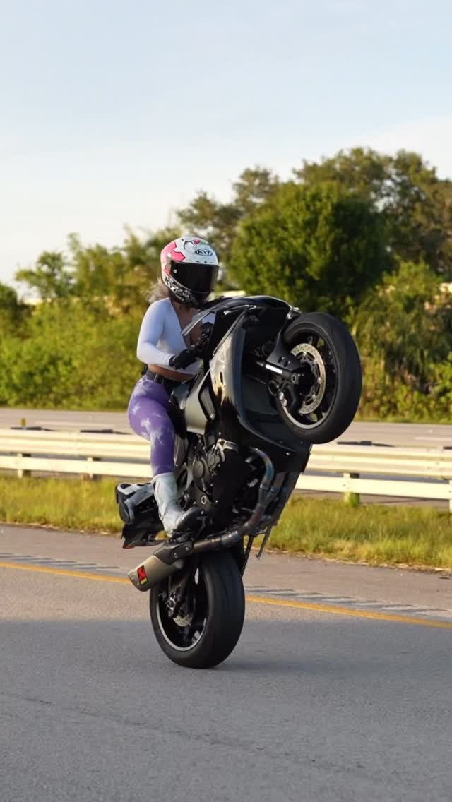 blondiemotovlogs 게시물 이미지: 😈😈😈

✖️
#explorepage #bikelove #yamaha...