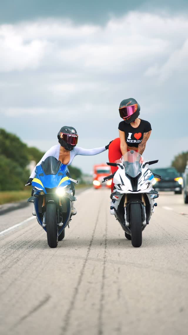 blondiemotovlogs 게시물 이미지: we 🩷 nerds 

✖️
#explorepage #bikelove #yamaha...